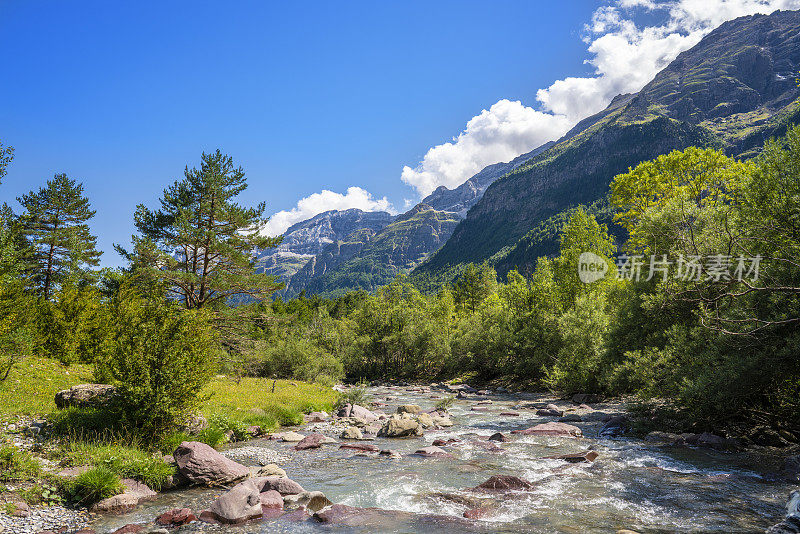 位于奥尔德萨比利牛斯国家公园的Pineta山谷和韦斯卡的Monte Perdido Cinca河